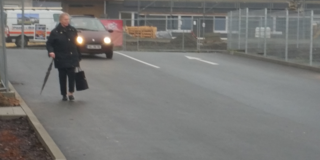 Hier hat niemand an einen Fußweg gedacht